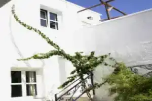 Giannoulis Hotel, Адамас