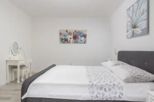 Beachfront villa Mihovil w. beach access, Кастель Стафилич