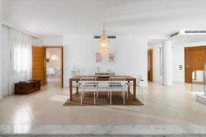 Love White Villa, Лалисос