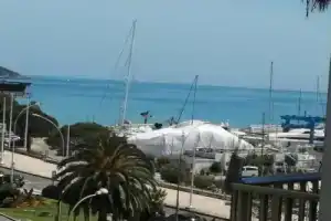 Joli studio bord de mer, clim, balcon, parking privé, Ментона