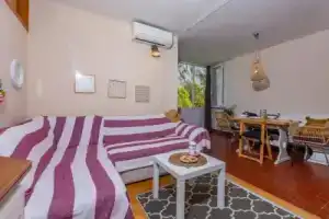 Beachfront Penthouse Boho, Омис