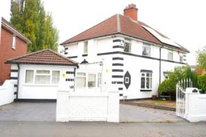 Large & Comfy House in Birmingham, 4 Bedroom,Secured Free parking ,Free wifi, Бирмингем
