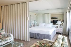 Ilikai Tower One Bedroom Lagoon View Waikiki Condos With Lanai & Free Wifi, Гонолулу