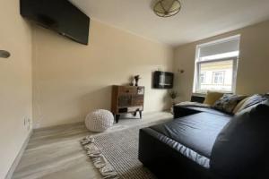 Prime 2Br Apt Next to Train Station, Лиепая