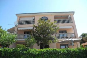 Apartment Elma 21 pax groundfloor, Цриквеница