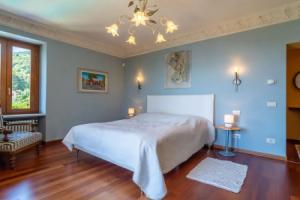 Villa With Private Pool and View of the Lake, Трарего