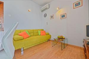 House Viki, Postira