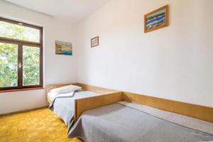 Awesome Home in Krk With Wifi and 3 Bedrooms, Крк