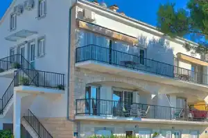 Apartment Vibo - parking and barbecue: A5 Vinka 4 Jelsa, Island Hvar, Елса