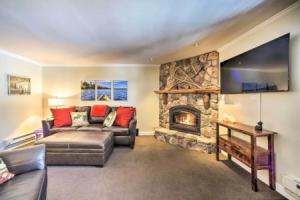 1 Block to Downtown: Cozy Condo by Mirror Lake, Лейк-Плесид
