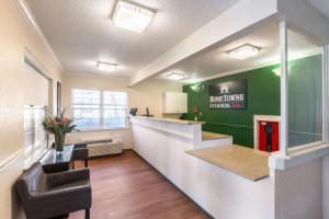 HomeTowne Studios by Red Roof Atlanta NE - Downtown Norcross, Норкрос