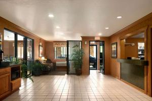 Super 8 by Wyndham Peoria East, Пеория