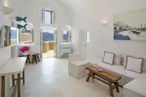 Cosmoia Cave House, Ия
