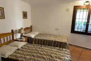 Comfortable Spacious Family House, Large Terrace and Garden, Beach and Bars, Торревьеха
