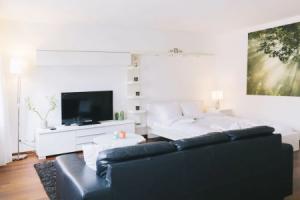 Bright furnished apartment with POCKET WIFI, Цюрих