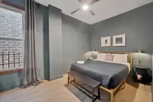 Newly Designed 3bd In Heart of Ukrainian Village by AllSet Turnover, Чикаго