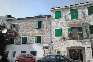 Apartment None, Брела