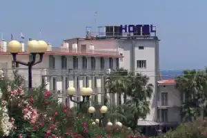 Wave Hotel, Ачиреале