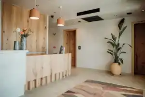 Kalani Residence, Керамоти
