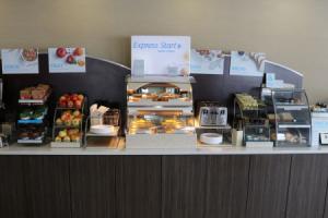 Отель «Holiday Inn Express-Kicking Horse, An Ihg», Голден