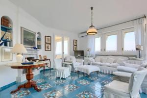 Villa Ortensia With Private Pool Sea View Near the Sea, Масса Лубрензе