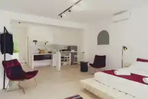 The Greco Suites, Кавос