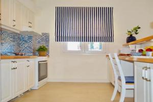 The Bluehouse - Spacious top floor flat with parking, by Mon Repos beach, Керкира
