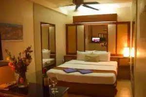 Bar Oz Riverside Guesthouse, Пномпень