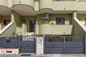 Pleasant Holiday Home in Mondragone With Garden, Мондрагоне