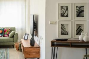 Stylish 3-BR Apt w Balcony and Parking, Тель-Авив