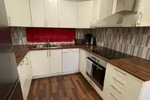 Marina Apartments, Рауха
