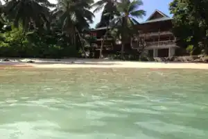 LÌlot Beach Chalets, Гласи