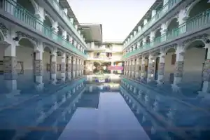 The Grand Morocc Hotel, Мае Рим