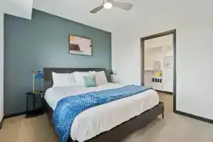 CozySuites on Mass w garage parking 20, Индианаполис