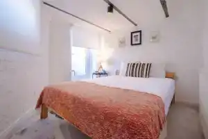 Vibrant Flat 5 Minutes Walk to Istiklal in Beyoglu, Стамбул