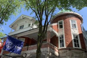 QBEDS Hostel, Леви