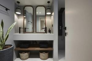 Private Beachfront Villa With two Heated Pools Outdoor tub and bbq Meters Away From Sandy Beach, Агиос Николаос