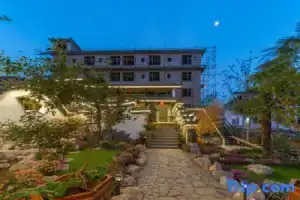 Maple Autumn Pavilion・Serene Nook | Flare Sunlit Golden Peak Garden View Elegant Lodge, Лицзян