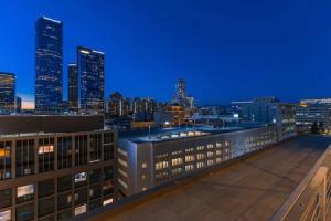 Stylish XL 2br/2ba At HWH by Oneluxstay, Лос-Анджелес