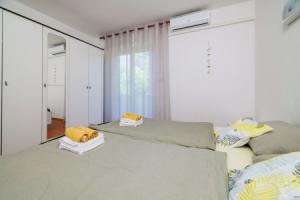 Apartments By the sea in Lopar, Лопар