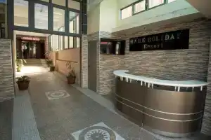 Mahe Holiday Resort, Маэбур