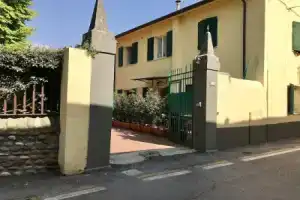 Casa Nicole, Гарда