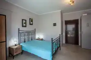 Studio Blue, Пефкохори