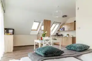 Pilger Apartments, Тихань
