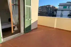 Accogliente camera singola con balcone a 500 mt dal mare, Marina di Carrara