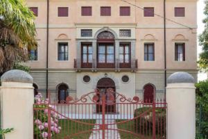 Castle in Romano D'ezzelino With Garden, Бассано-дель-Граппа