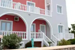 Blue Sea Hotel, Камари