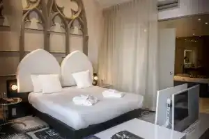 Martin's Dream Hotel, Монс