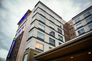 Апарт-отель «Holiday Inn Express & Suites Downtown, an IHG», Луисвилл