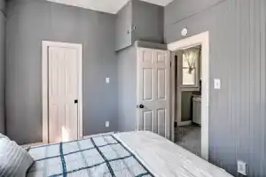 Lake Charles Cottage w/ Fireplace & Yard!, Лейк-Чарльз